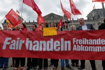 Berlin  Deutschland  TTIP stoppen - Protest vor dem Reichstag