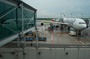 Singapur  Republik Singapur  ein Flugzeug der Finnair auf dem Flughafen Singapur