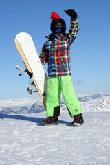 Krippenbrunn  Oesterreich  ein Junge mit Snowboard schaut stolz zum Betrachter