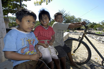 Chichen Itza  Mexiko  Kinder auf dem Lande