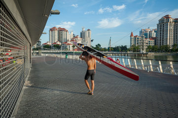 Singapur  Republik Singapur  Ruderer traegt sein Kanu
