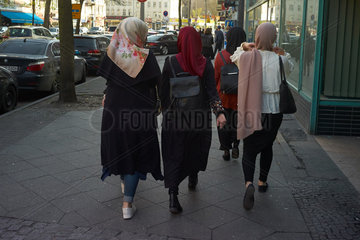 Berlin  Deutschland  Frauen mit Kopftuch laufen durch die Strassen