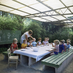 Weimar  DDR  Kinder sitzen im Kindergarten zum Essen an einem Tisch