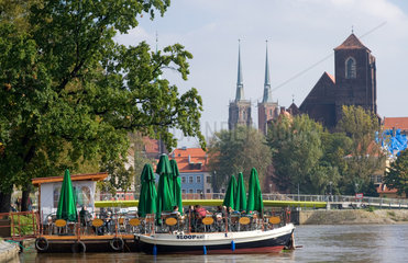 Breslau (Wroclaw)  Polen  Schiffs-Café auf der Oder mit Blick auf Dominsel und Dom
