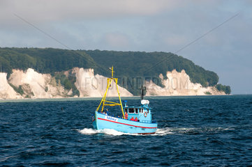 Sassnitz  Ruegen  Deutschland  ein Fischerboot vor den Kreidefelsen