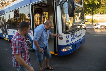Republik Moldau  Chisinau - Busfahrer beklagt einen Kratzer an seinem Bus