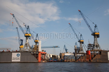 Hamburg  Deutschland  Dock und Kraene der Thyssen Krupp Werft im Hamburger Hafen