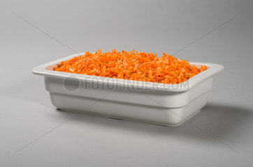 Berlin  Deutschland  Karotten-Rohkost in einer weissen Porzellanschale