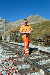 Alp Gruem  Schweiz  Elektriker der Rhaetischen Bahn bei Arbeiten an der Berninalinie