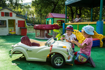 Kischinau  Moldawien  Kinder auf dem Spielplatz eines staatlichen Waisenhauses