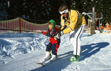 Leutasch  Oesterreich  Kinder bei einem Skikurs im Leutaschtal