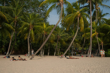 Singapur  Republik Singapur  Besucher am Palawan Strand auf der Insel Sentosa