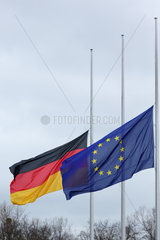 Berlin  Deutschland  Europaeische und Deutsche Fahne auf Halbmast am Bundestag
