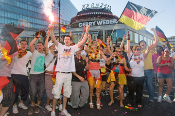 Berlin  Deutschland  deutsche Fans jubeln auf dem Kurfuerstendamm nach dem Achtelfinalsieg
