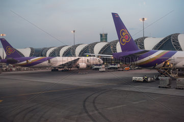 Bangkok  Thailand  Flugzeuge an den Gates auf dem Flughafen Bangkok