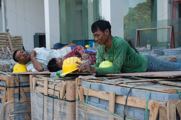 Yangon  Myanmar  Bauarbeiter machen Mittagspause