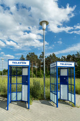 Ladek  Polen  alte Telefonzellen ohne Telefone an einer Autobahnraststaette