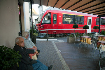 Tirano  Italien  Zug der Rhaetischen Bahn passiert den Marktplatz