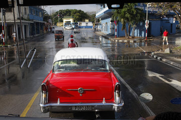 rote Oldtimer in Havanna