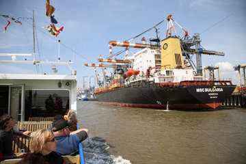 Bremerhaven  Deutschland  ein Kreuzfahrtschiff faehrt am Container-Terminal vorbei