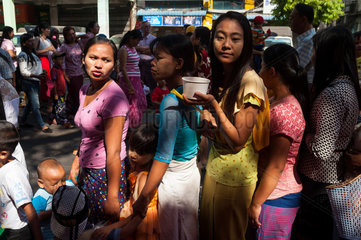 Yangon  Myanmar  Menschenschlange an einem Stand