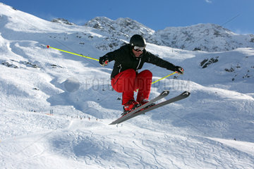 Kloesterle am Arlberg  Oesterreich  ein Mann faehrt Ski