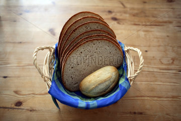 Berlin  Broetchen und Brot im Brotkorb