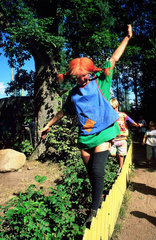 Vimmerby  Schweden  Kinder spielen mit Pippi Langstrumpf im Erlebnispark Astrid Lindgrens Welt