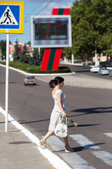 Tiraspol  Republik Moldau  eine Frau ueberquert die Hauptstrasse