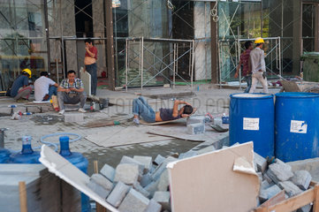 Yangon  Myanmar  Bauarbeiter machen Mittagspause