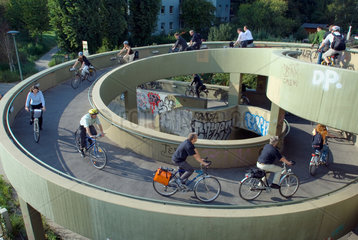 Berlin  Deutschland  Fahrradfahrer fahren einen Kreisel hinunter