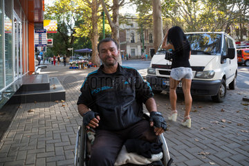 Republik Moldau  Chisinau - Verarmter Invalide im Rollstuhl