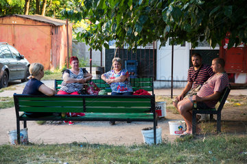 Republik Moldau  Chisinau - Nachbarn sitzen am Feierabend zusammen auf Baenken