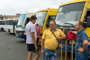 Odessa  Ukraine  Passagiere warten am Busbahnhof