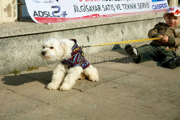 Heybeliada  Istanbul  Tuerkei  Junge versucht seinen Hund an der Leine zu ziehen