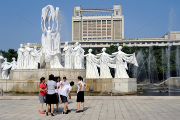Pjoengjang  Nordkorea  Frauen im Mansudae-Brunnenpark
