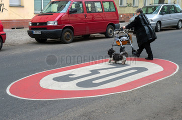 Berlin  Deutschland  Markierung Tempo 30 auf Strassenbelag