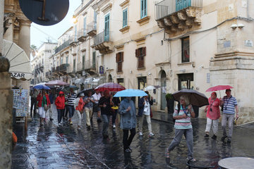 Noto  Italien  Reisegruppe macht bei Regen einen Ausflug durch die Stadt