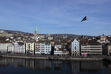 Zuerich  Schweiz  Blick vom Lindenhof auf die Limmat und die Predigerkirche