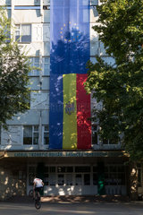 Republik Moldau  Chisinau - An einer Schule haengt eine EU-Fahne zusammengefuegt mit moldawischer Flagge
