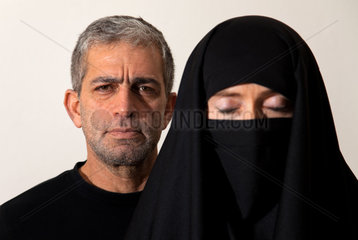 Berlin  Deutschland  Shahram Entekhabi mit einer Frau im Tschador