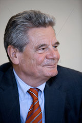 Berlin  Deutschland  Joachim Gauck waehrend eines Interviews