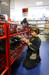 Frankfurt/Oder  Deutschland  Junge in einer Spielwarenabteilung eines Kaufhauses