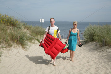 Zempin  Deutschland  ein junges Paar kommt vom Strand