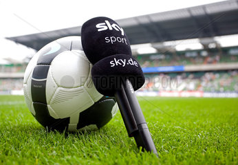 Bremen  Deutschland  Fussball und Mikrofon mit dem Logo des Fernsehsenders sky
