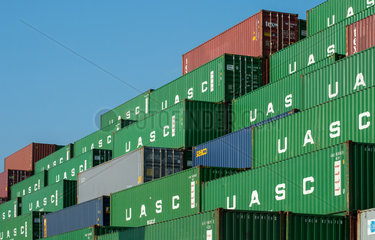 Genua  Italien  Containerstapel im Hafen