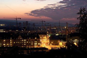 Zuerich  Schweiz  Stadtansicht am Abend mit Baukraenen