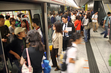 Hong Kong  China  Menschen steigen in eine U-Bahn
