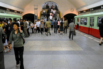 Pjoengjang  Nordkorea  Menschen beim Verlassen einer eingefahrenen U-Bahn