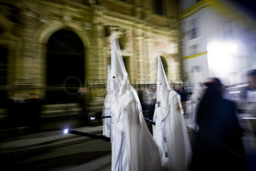 Sevilla  Spanien  Glaeubige mit Spitzhauben bei einer Prozessionen zur Semana Santa